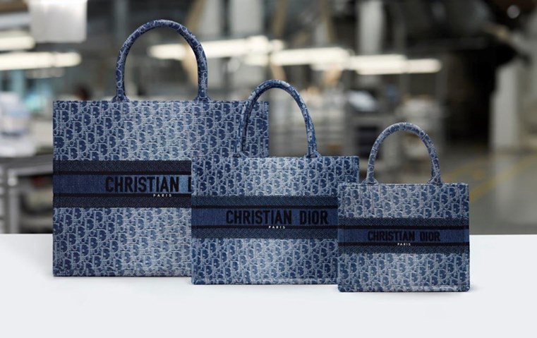 شنطة Dior Book Tote تكتسي حلة جديدة من الجاكار الحصري