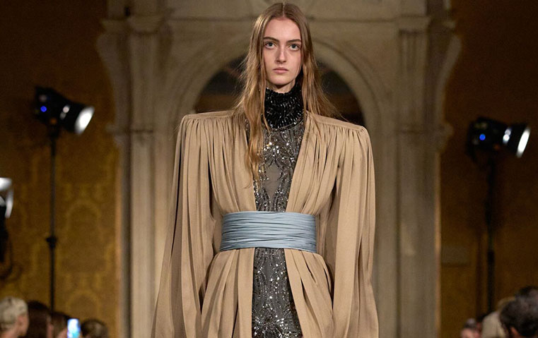 أليساندرو ميكيلي يعيد تفسير أرشيف Valentino: تصاميم من الثمانينيات بتوازن دقيق