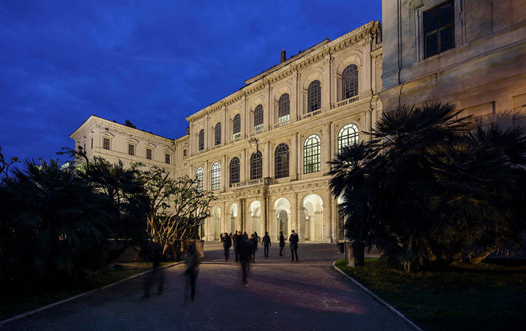 فالنتينو تعود إلى جذورها في عرض خريف وشتاء 2026-2027