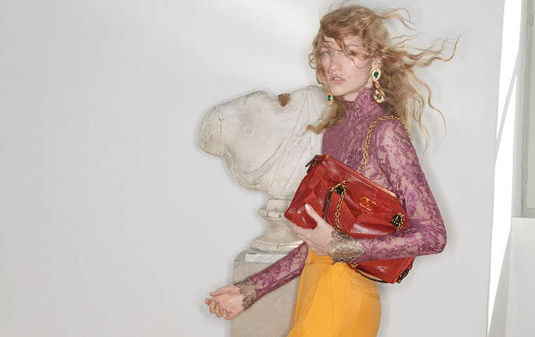 فالنتينو تعيد إحياء ذاكرة ساي تومبلي في حملة  Pre-Fall 2026