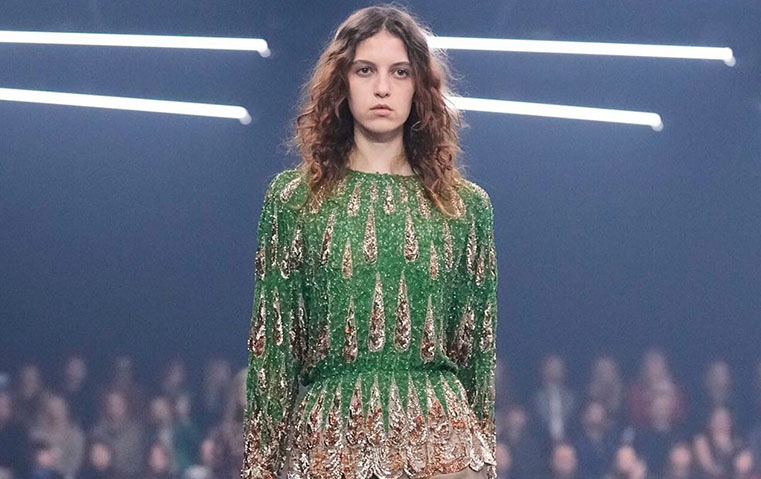 أليسّاندرو ميكيلي يضيء العتمة بوميض الفراشات في عرض فالنتينو