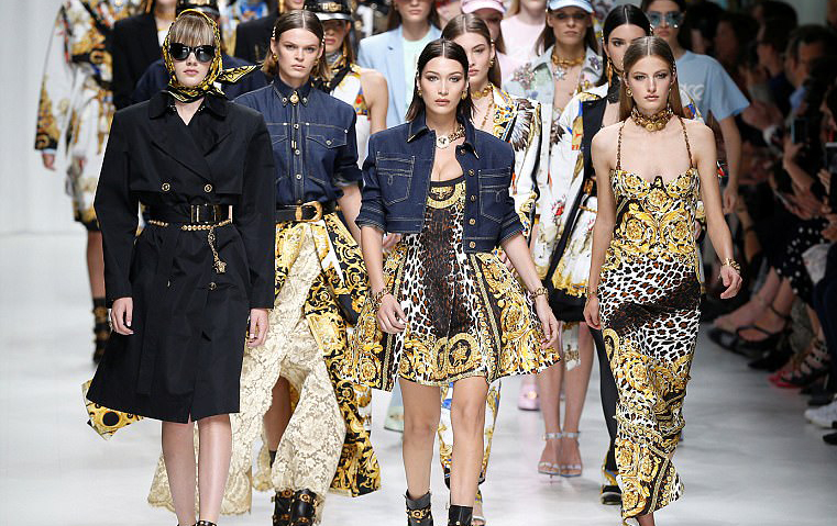 Versace SS2018: عرض أسطوري مع ألمع عارضات التسعينيات في الذكرى الـ20 لوفاة جياني!