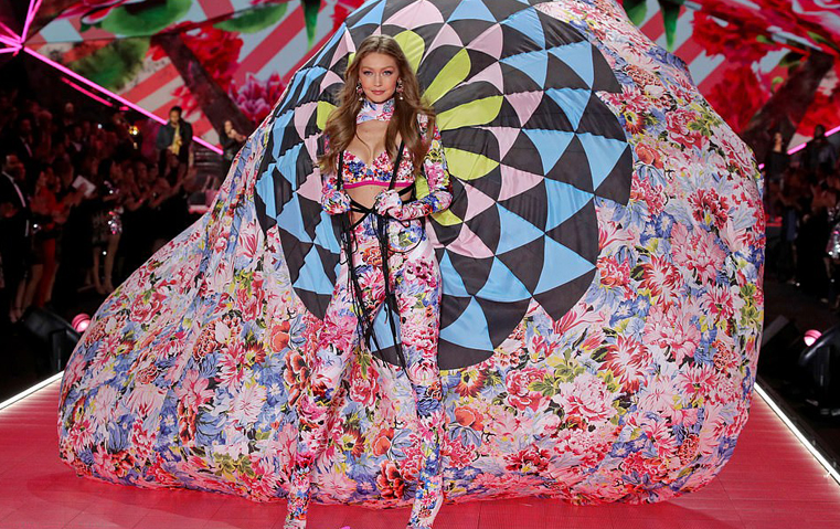 Victoria’s Secret: عرض مليء بالمفاجآت، فهل ينقذ العلامة من أزمتها التسويقية؟
