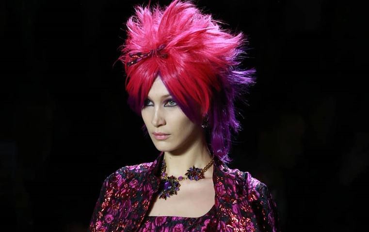 الشعر المستعار خطف الأنظار من تصاميم Anna Sui لخريف 2019