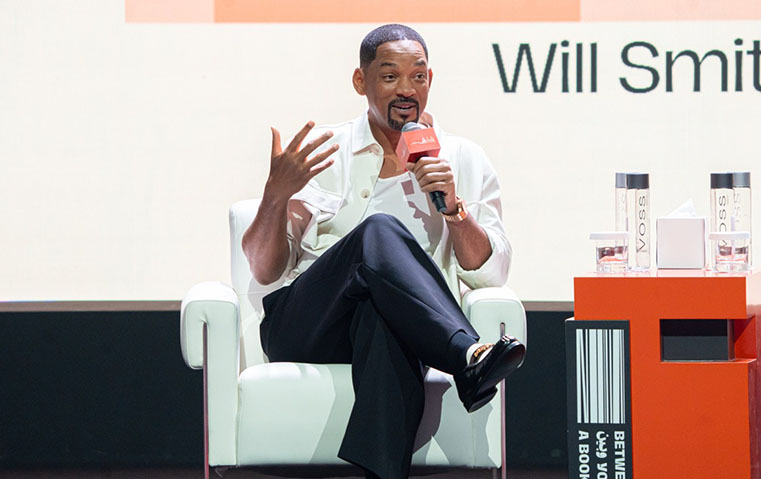 ويل سميث يخطف الأضواء في الشارقة… وهذا ما فعله في دبي