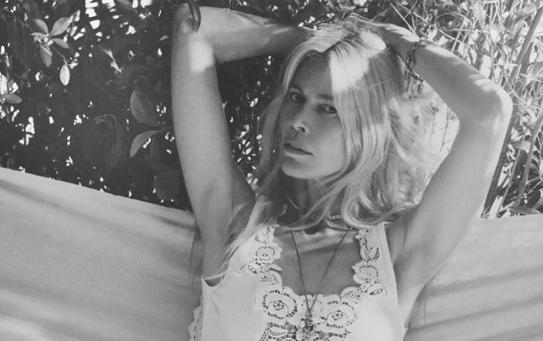 كلوديا شيفر في حملة Chloé: حنين أنيق إلى شمس التسعينيات
