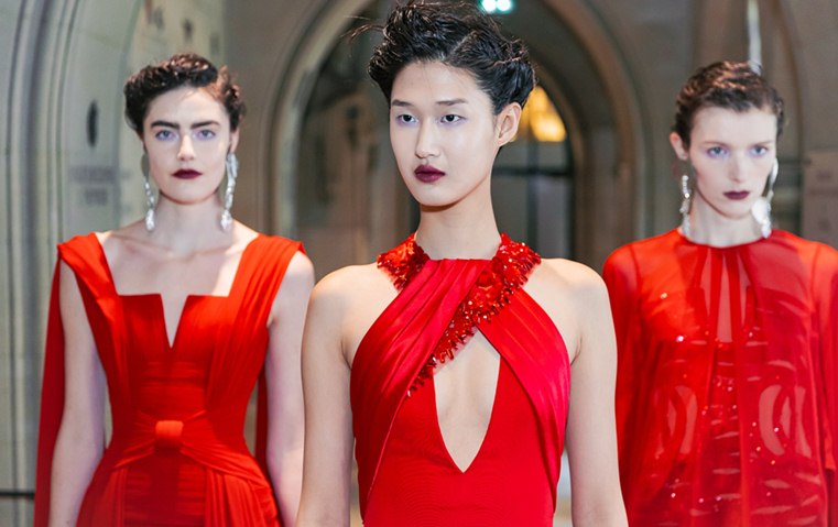 أجمل فساتين اللون الأحمر من عروض باريس للهوت كوتور