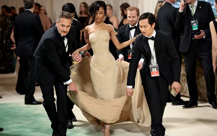 فستان من الخشب وآخر من الرمل في حفل MET Gala 2024