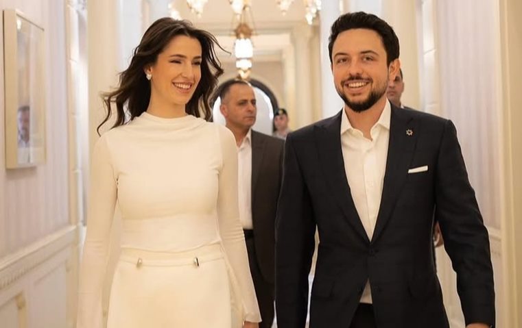 الأميرة رجوة تلفت الأنظار باللون الأبيض الكريمي