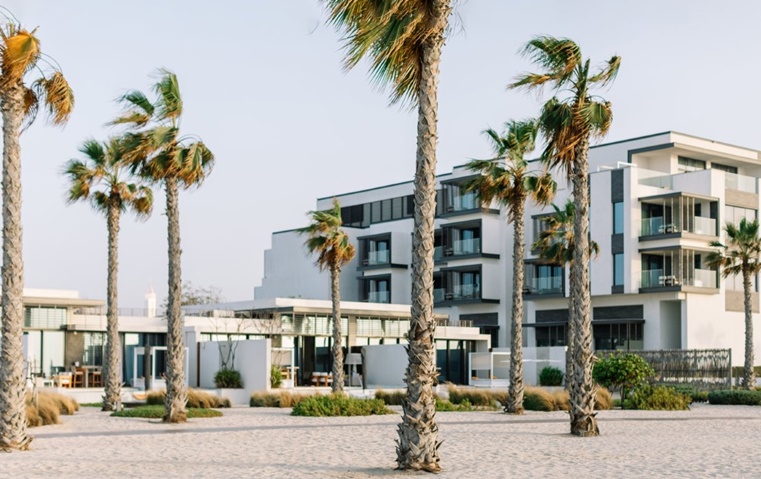استجمام وأناقة على البحر: ملاذ صيفي لا يُفوّت في Nikki Beach دبي