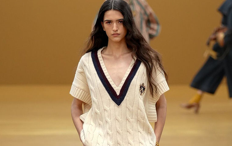 وقت للاحتفال بأوشحة الحرير وتنانير الكريكيت في عرض Zimmnermann