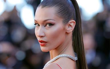 بيلا حديد أول سفيرة عالمية لمنتجات برادا للجمال