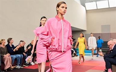 الوردي الباهت... هكذا تتألقين به في صيف 2026