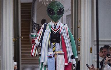 ثوم براون يحلق بين النجوم في عرض باريسي يحوّل الأزياء إلى رحلة فضائية