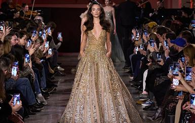 إيلي صعب يؤكد أن الثبات قد يكون أكثر أشكال الجرأة في عرض الهوت كوتور الجديد