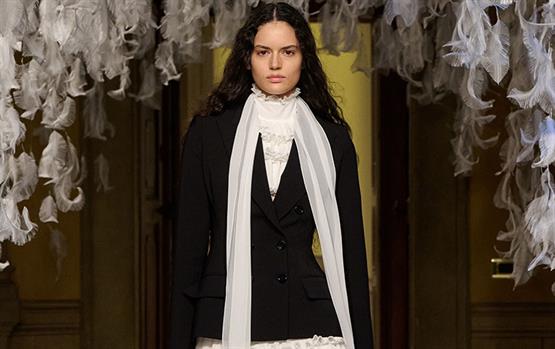 Elisabetta Franchi تحضّرك لشتاء مليء بالملابس الفيكتورية