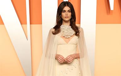 كايا جربر… الوجه الجديد لعلامة NARS