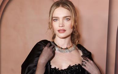 تفصيل أنيق في إطلالة نتاليا فوديانوفا يجعلها محط الأنظار