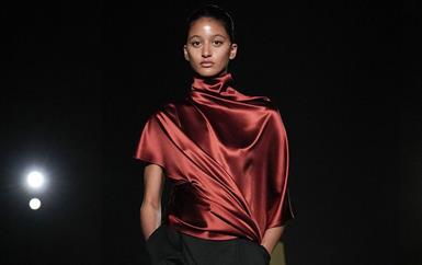 تصاميم محمّلة بالقلق وملامح من الذاكرة في عرض Prabal Gurung خريف 2026