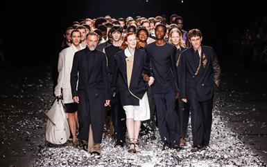 بلجيكا تحتفي بمرور 40 عاماً على مصممين غيّروا تاريخ الموضة