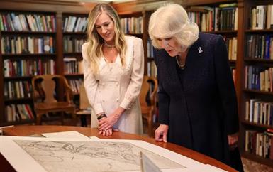 إطلالة سارا جيسيكا باركر مع الملكة كاميلا… تحية عصرية للأميرة ديانا