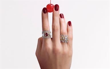 كيف تنسقين مجوهراتك الراقية في موسم الأعياد؟