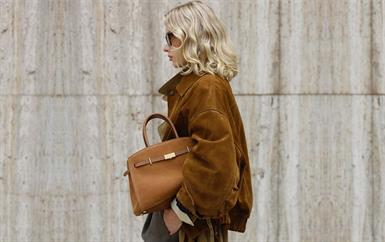 حقيبة جلد الـSuede تتصدر مشهد الأناقة هذا الشتاء