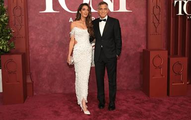 أمل كلوني تقود أناقة النجمات في Tony Awards ٢٠٢٥