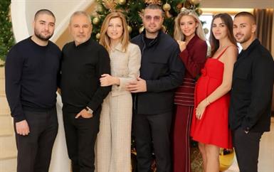 زين قطامي تتألق بالأحمر وتكشف حملها في مجموعة من الصور العائلية