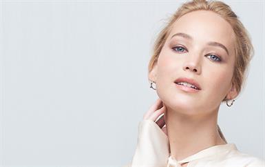 كيف أثّرت موضة Quiet Luxury على مكياج وتسريحات وعطور المناسبات العربية؟