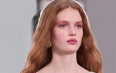 صيحات المكياج في أسبوع نيويورك للموضة: دراما الألوان والبساطة المتقنة