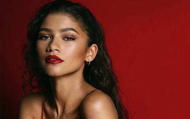 أحمر الشفاه الأحمر الكلاسيكي: توقيع النجمات الذي لا يغيب في موسم الأعياد