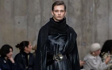 صيحة جديدة تنطلق من لندن: الحزام فوق المعطف هو عنوان 2026