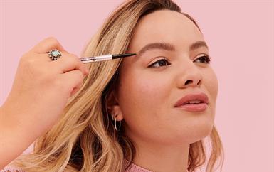 احصلي على حواجب كايلي جينر مع هذه المنتجات من بنفِت كوزمتيكس