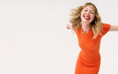 كيف تعيدين ابتكار إطلالة التسعينيات بخطوات سهلة مع منتجات بنفت كوزميتكس