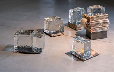 بوتيغا فينيتا تحتفي بالفنانة لورنا سيمبسون في معرض استثنائي بالبندقية