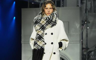 عرض Burberry يحتفي بأجواء لندن عند منتصف الليل