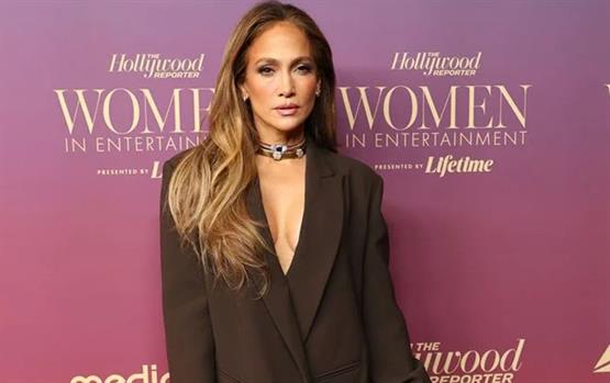 النجمات يفتتحن ديسمبر بأبهى الإطلالات