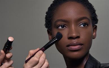 خطوة بخطوة: هكذا تعيدين تطبيق مكياح شانيل للهوت كوتور