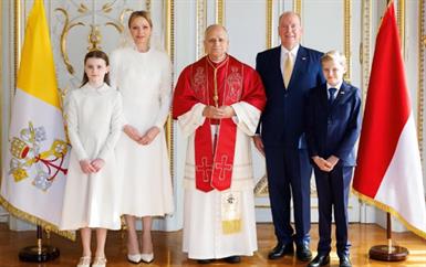 بتصميم من إيلي صعب: ما الذي يعنيه اللون الأبيض في إطلالة شارلين في استقبال بابا الفاتيكان؟