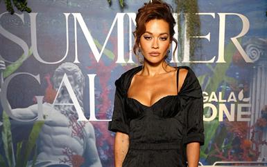 ريتا أورا تمنح مجوهرات 