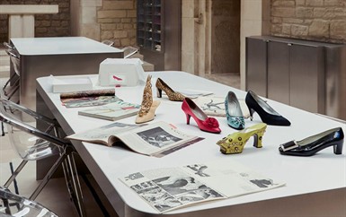 Roger Vivier تفتح أبواب La Maison Vivier للمرة الأولى احتفاءً بإرثها العريق