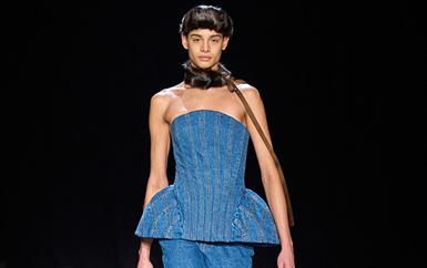 الدنيم الأزرق يتصدر الصيحات في عروض نيويورك