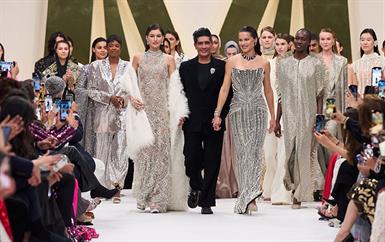 ختام استثنائي لأسبوع دبي للموضة بعرض مانيش مالهوترا ومشاركة أدريانا ليما