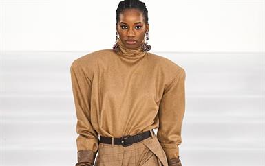 موضة الثمانينيات تعود، بأكتاف أقوى وتفاصيل أكثر جرأة