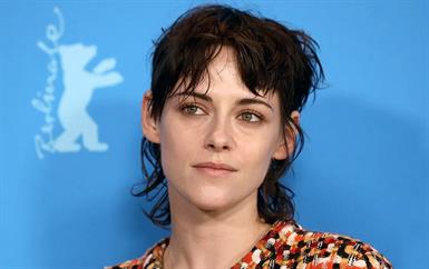 موضة التعب: حين تتحوّل الهالات السوداء إلى إطلالة جمالية مرغوبة!