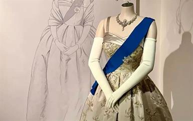 ما الذي يمكن توقعه من معرض أزياء الملكة إليزابيث الثانية لعام 2026