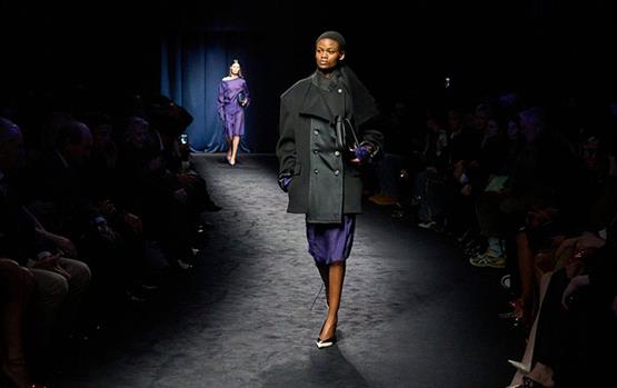 ماكسيميليان ديفيس يعيد تعريف الأناقة البحرية في عرض Ferragamo