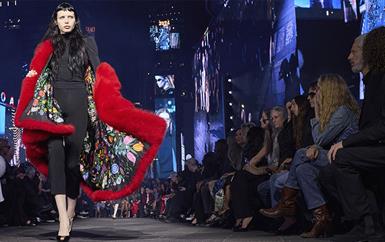 في عرض Gucci Core: عودة الملابس القابلة للارتداء بأسلوب نيويورك
