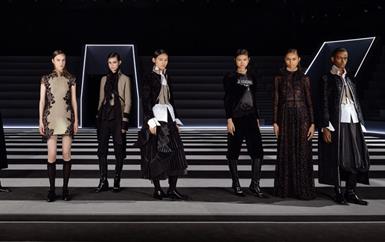 الغوثيك يعود إلى الشوارع: كيف يغزو الأسلوب الداكن الموضة المعاصرة؟